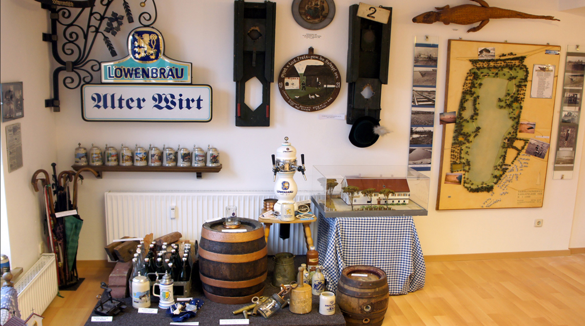 Bierfässer, Zapfzeug mit Schlegel, Holzbierträger mit Bügelflaschen, Bierkrüge, Karte vom Karlsfelder See