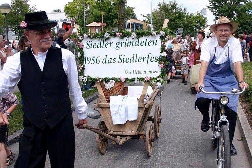 Fußgruppe Heimatmuseum mit Leiterwagen, Motto &quot;Siedler gründeten 1956 das Siedlerfest&quot;
