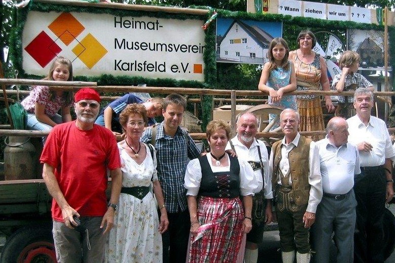 Festzuggruppe Heimatmuseum vor dem Festwagen