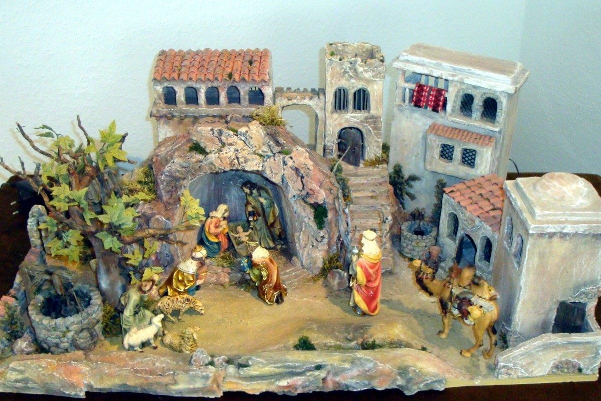 Krippenmodell im arabischen Stil, verschiedene Gebäude, Höhle mit der Hl. Familie, davor die Hl. Drei Könige mit Kamel