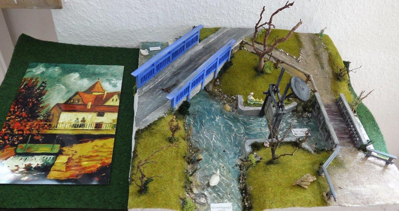 Modell eines Wasserlaufs mit Fußgänger- und Straßenbrücken und einem kleinen Wehr