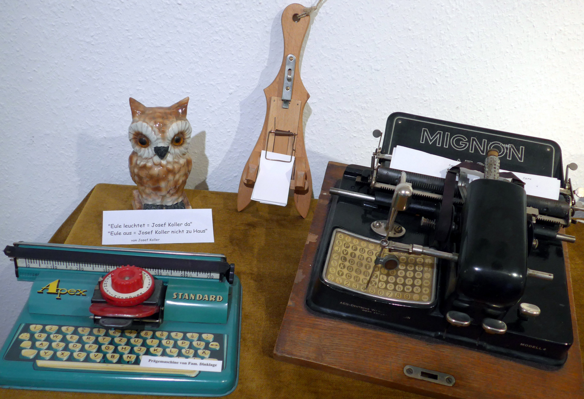 Schreibmaschine, Eule, Zettelhalter aus einem Stiefelzieher mit Mausefalle