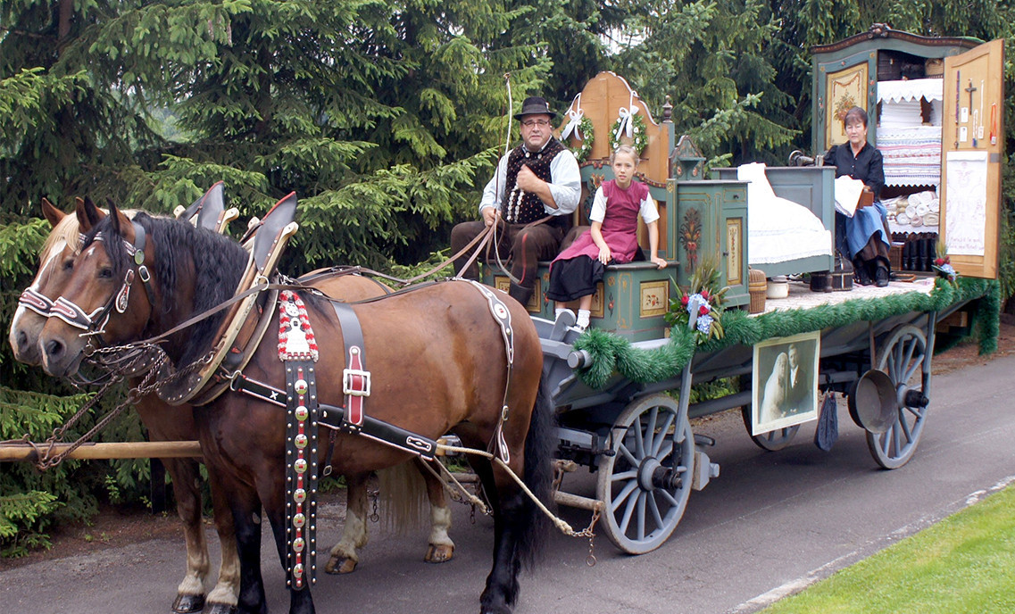 Zweispänniger Pferdewagen, Motto Hochzeitswagen, mit Schrank, Bett und Komode, alles bemalt.