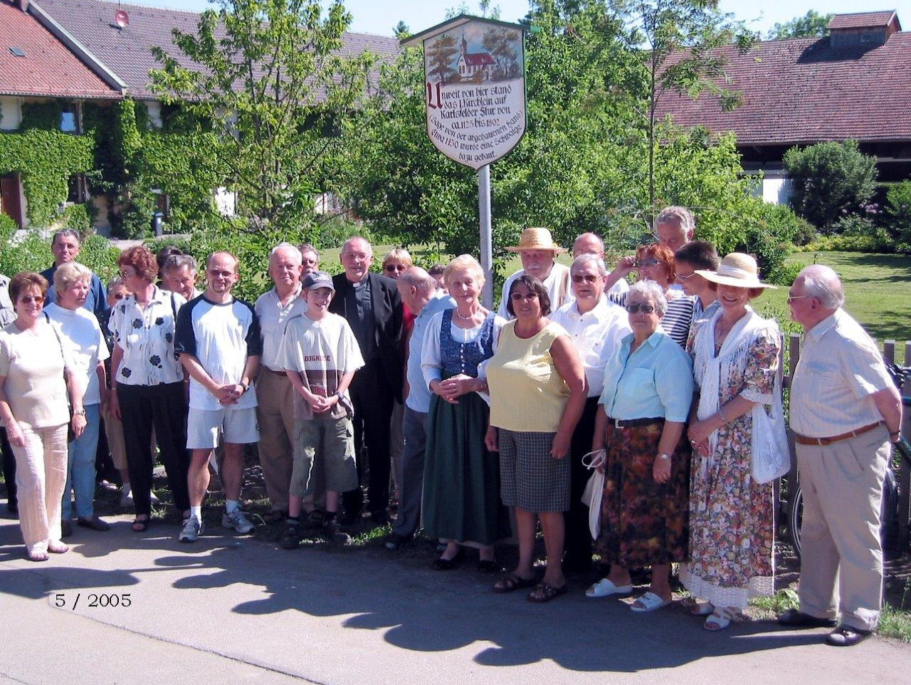 Gruppe Heimatmuseum unter der Gedenktafel 1. Kirche auf Karlsfelder Grund