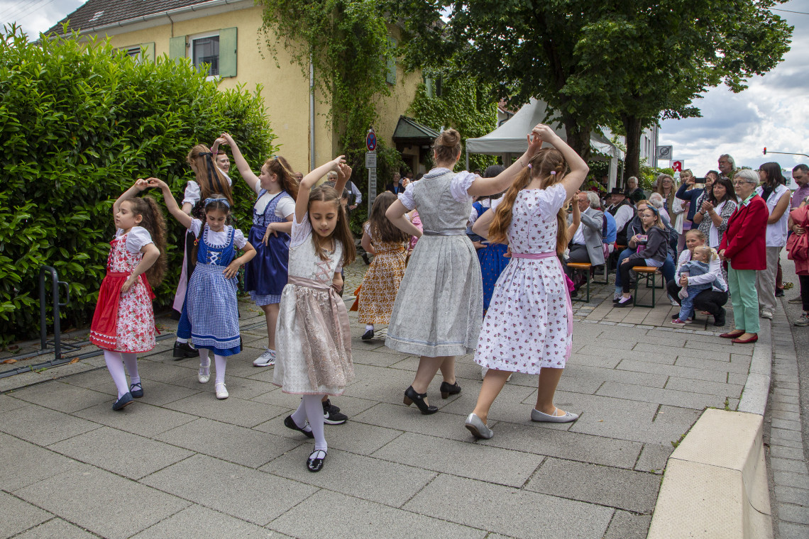 Kinder- und Jugendvolkstanzgruppe beim Tanzen