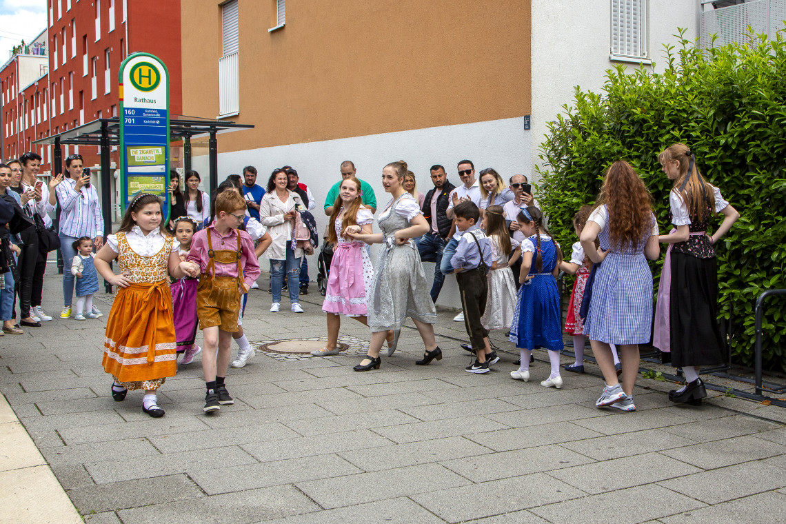 Kinder- und Jugendvolkstanzgruppe beim Tanzen