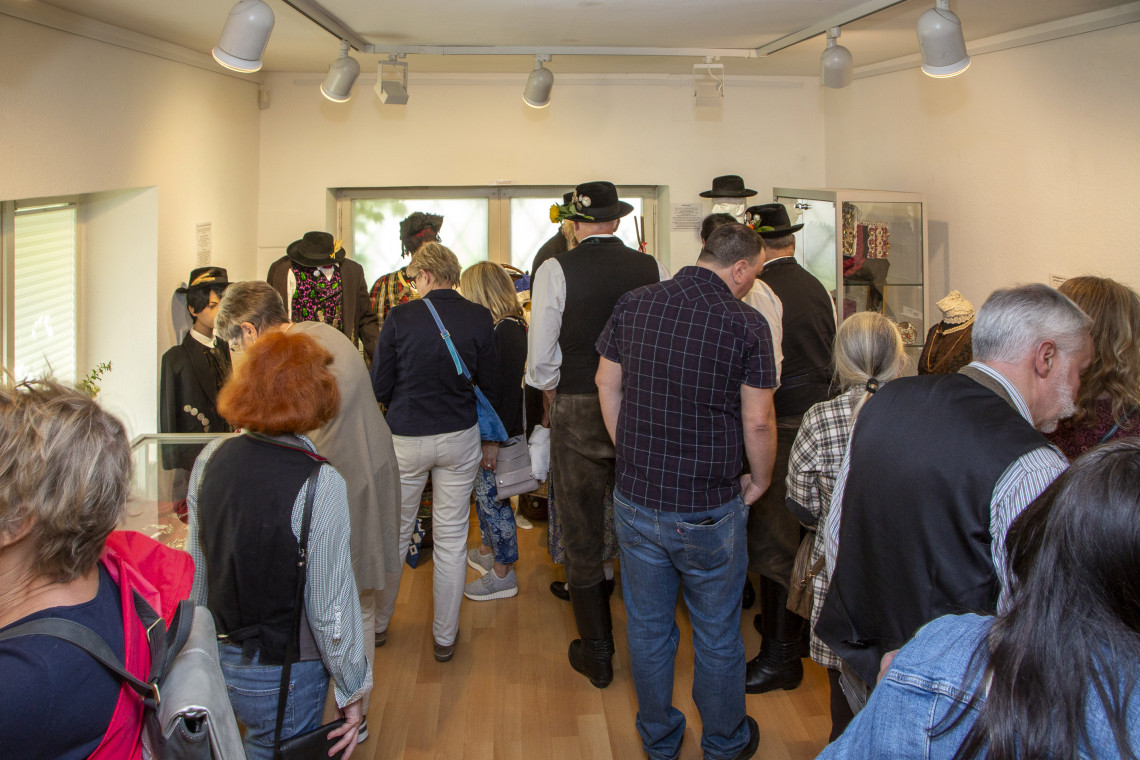 Viele Besucher im Ausstellungssraum