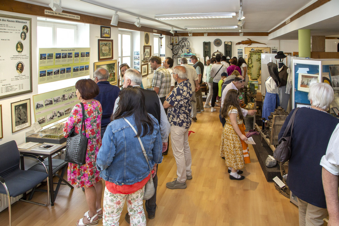Besucher in der Dauerausstellung
