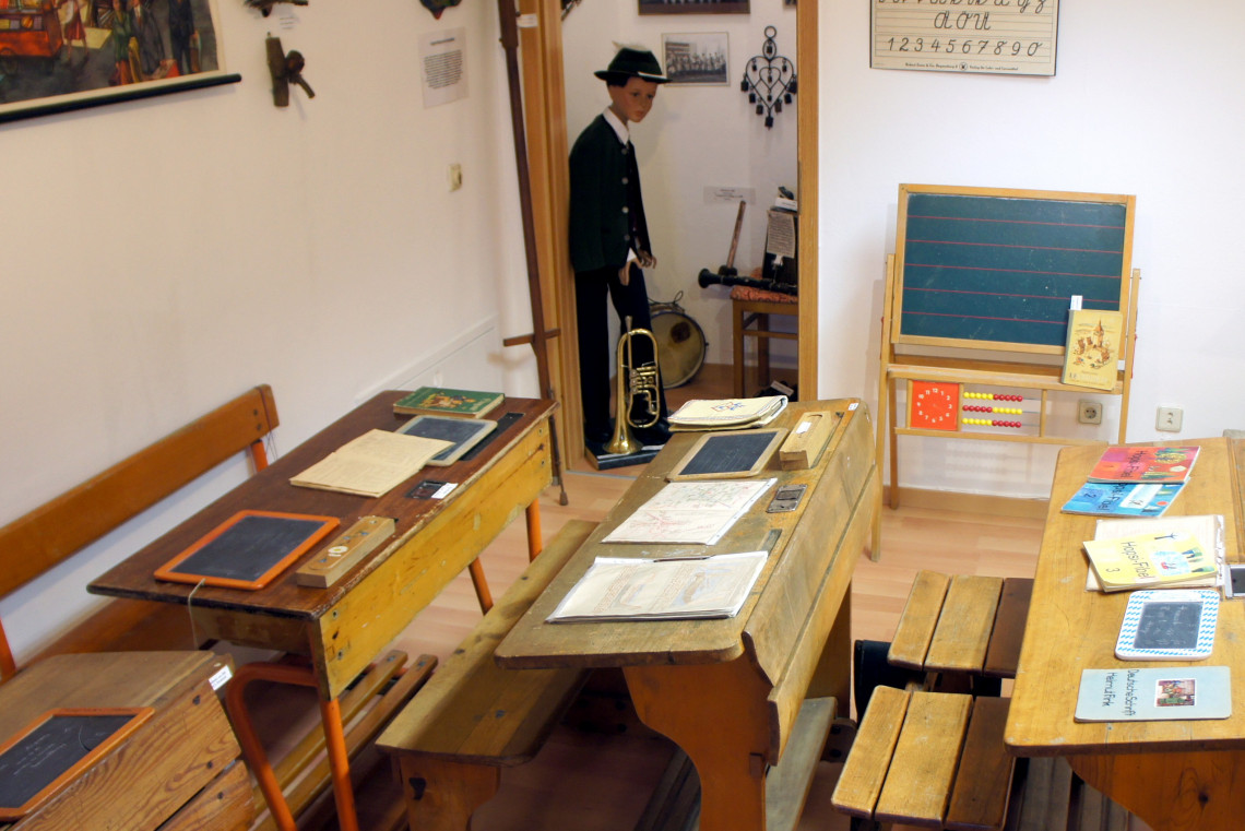 Vier alte Holzschulb&auml;nke, Griffeltafeln, Griffelschachteln, alte Schulutelsilien